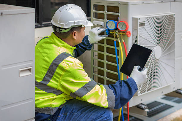 Professional Hvac technician working in Schiller Park, IL